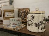 une table sur laquelle sont posées plusieurs tasses à café et mugs