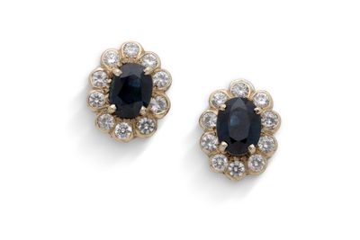 une paire de boucles d'oreilles en saphir et diamant