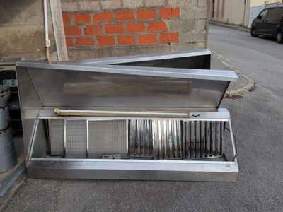 une boîte métallique posée au bord de la rue