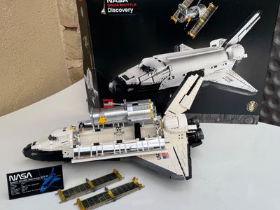 une boîte de Lego contenant une maquette de navette spatiale
