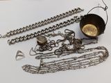 beaucoup de chaînes en argent et d'autres objets posés sur la table