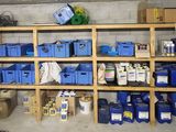 de nombreux bacs et boîtes bleus sur les étagères du garage