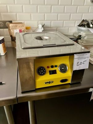 une photo d'un plan de travail sur lequel est posée une plaque de cuisson