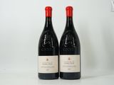deux bouteilles de vin rouge posées l'une à côté de l'autre sur une table