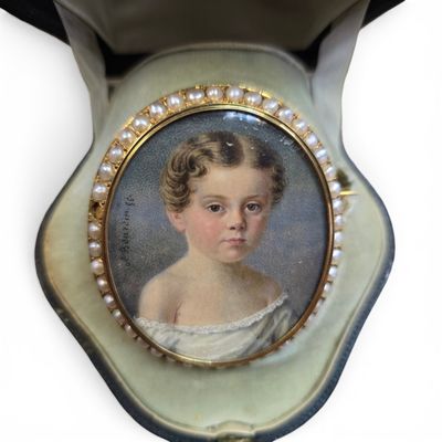 portrait d'une jeune fille en robe blanche, avec des perles dans les cheveux