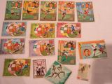 un grand nombre de timbres qui sont sur la table