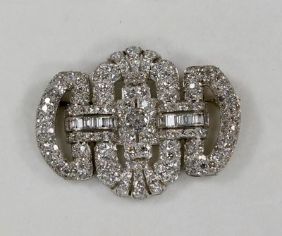 BROCHE plaque en or blanc 18K et platine ajouré, entièrement…