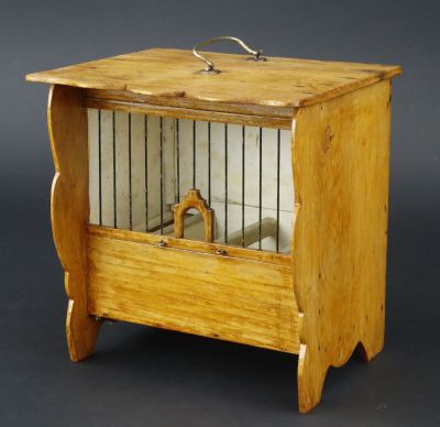 une image représentant une cage à oiseaux en bois avec un oiseau à l'intérieur