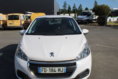 une voiture blanche garée dans un parking