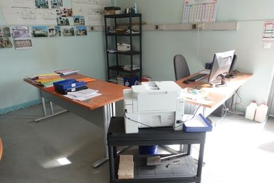 un bureau sur lequel se trouve une imprimante, dans une pièce