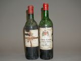 deux bouteilles de vin posées l'une à côté de l'autre sur une table