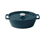 une cocotte noire avec un couvercle sur fond blanc