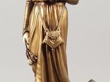 statue en bronze représentant une femme tenant un livre, posée sur un socle en pierre