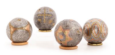 quatre types différents d'objets décoratifs sur une surface blanche