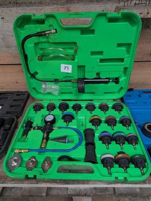 une mallette verte contenant des outils, posée sur une table