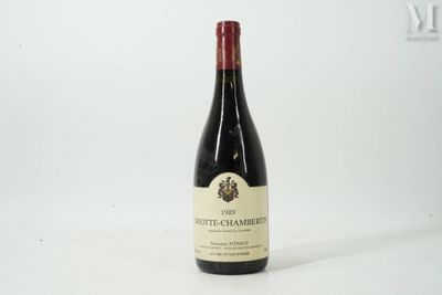 une bouteille de vin posée sur une table