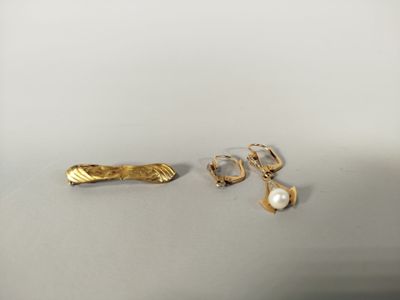 deux paires de boucles d'oreilles en or ornées de perles, posées sur un fond blanc