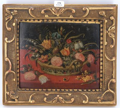 tableau représentant un panier de fleurs posé sur une table recouverte d'une nappe rouge
