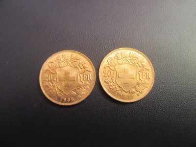 deux pièces d'or, l'une ornée d'une croix et l'autre d'un bouclier