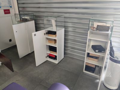 Trois vitrines colonnes ouvrant par un vantail en partie bas…