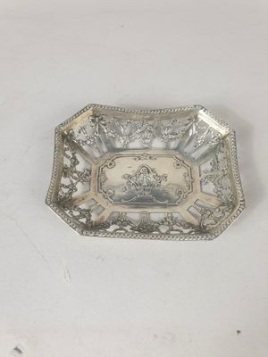 une image représentant une assiette en argent sur laquelle figure le portrait d'une femme
