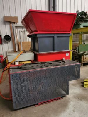 une poubelle rouge posée sur une table