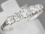 gros plan d'une bague en diamant sur une surface blanche