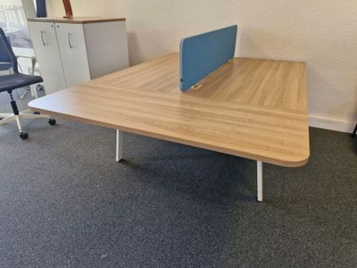 un bureau sur lequel se trouve un ordinateur portable, dans un bureau
