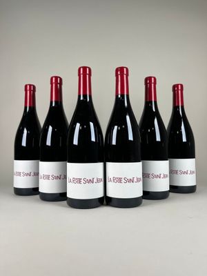 six bouteilles de vin sont alignées dans une rangée