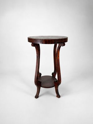 une table en bois avec un plateau en marbre sur fond blanc