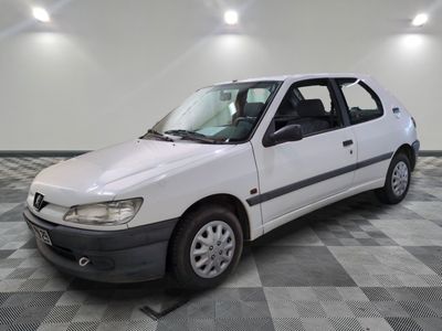 la photo d'une voiture blanche garée dans un garage