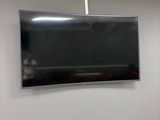une télévision à écran plat accrochée au mur dans une pièce