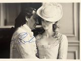une vieille photo représentant un homme et une femme, celle-ci portant une robe et un chapeau