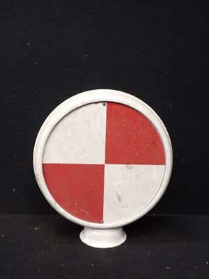 un panneau rouge et blanc sur un fond noir