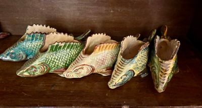 cinq paires de chaussures alignées sur une étagère