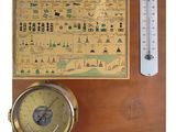 une horloge et un thermomètre posés sur une table en bois