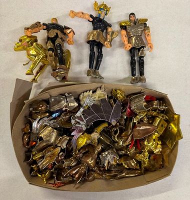 un lot de figurines rangées dans une boîte