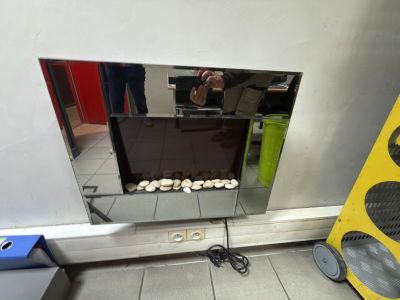 quelqu'un est en train de se prendre en photo dans un miroir, dans une salle de bains