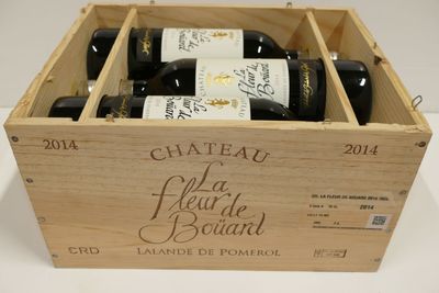 des bouteilles de vin dans une caisse en bois posée sur une table