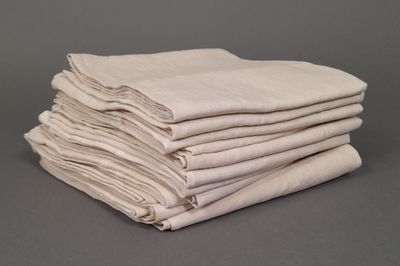 une pile de linge plié, empilé les uns sur les autres, posée sur une table