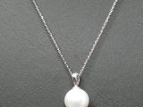 un collier de perles blanches sur un mannequin mannequin mannequin mannequin mannequin mannequin mannequin mannequin mannequin mannequin