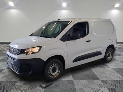 la camionnette blanche est garée sur le sol en damier d'une pièce