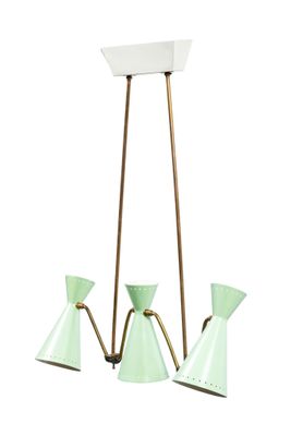 un lustre vert et blanc à cinq ampoules suspendu au plafond