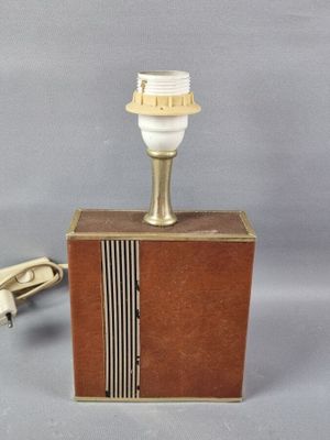 une lampe posée sur une boîte