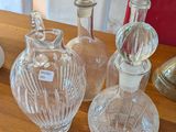 une table sur laquelle sont posées de nombreuses bouteilles en verre