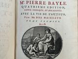 un vieux livre avec l'image d'une femme assise sur un lit