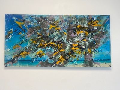 un tableau accroché au mur d'une pièce