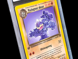 un gros plan d'une carte à collectionner Pokémon dans un étui en plastique