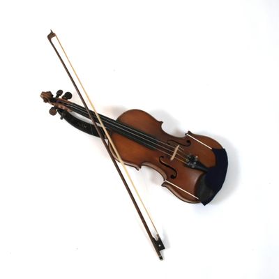 un violon posé sur une surface blanche