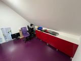 une pièce avec un bureau et une chaise